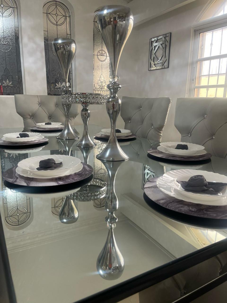 Comedor elegante con mesa de vidrio